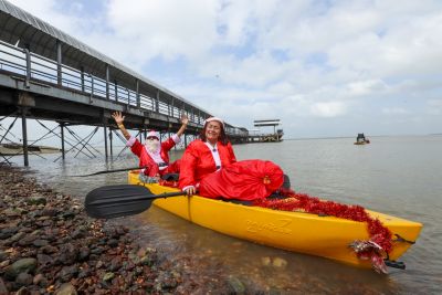 notícia: Papai e Mamãe Noel PCDs do CIIR chegam à programação de Natal em canoa adaptada 