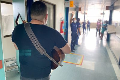 notícia: Musicoterapia auxilia no tratamento de pacientes do Hospital Metropolitano