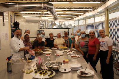 notícia: UsiPaz Jurunas/Condor inicia o ano ensinando Doces Finos e Simples a alunas de Gastronomia