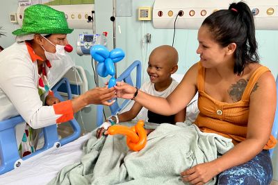 notícia: Pacientes do Oncológico Infantil celebram o Dia do Riso com brincadeiras à beira-leito