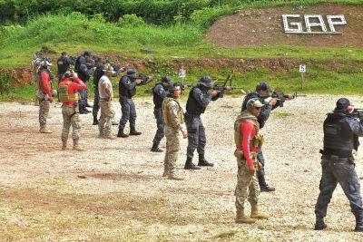 notícia: Policiais penais do COBRA e CIME participam de curso de tiro no CIESP