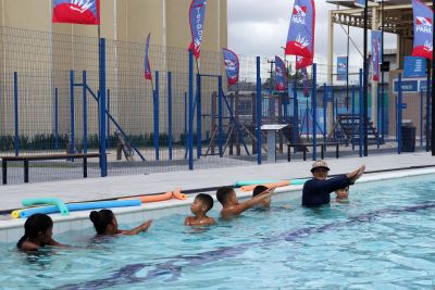 notícia: Crianças se divertem no primeiro dia de aula de natação na Usina da Terra Firme