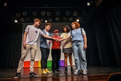 notícia: Adaptação da obra "Heartstopper" chega ao Teatro Waldemar Henrique