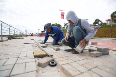notícia: Operários seguem em ritmo acelerado de trabalho na reparação da orla da Avenida Beira-Mar, em Salinópolis