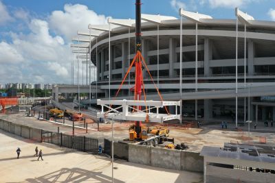 notícia: Novo Mangueirão recebe a primeira estrutura metálica para cobertura do estádio
