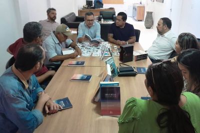 notícia: Ioepa entrega livro ao cordelista de Santa Maria do Pará, Adalto Monteiro