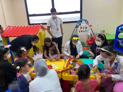 notícia: Abelardo Santos faz oficina de produção de máscaras como programação de Carnaval da pediatria