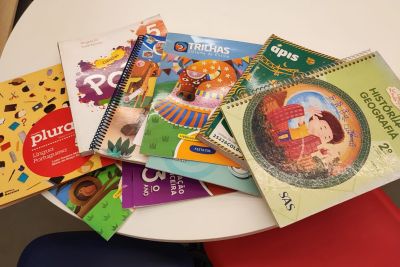 notícia: UsiPaz Parauapebas distribui livros didáticos à população com ação 'Pegue e Leve'