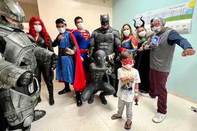 notícia: Pacientes do Hospital Oncológico Infantil interagem com personagens da cultura pop