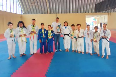notícia: Alunos da UsiPaz de Ananindeua conquistam ouro e trazem troféu do Circuito Paraense de Judô