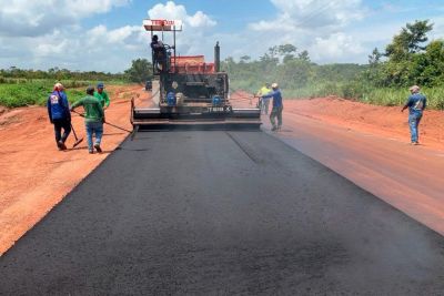 notícia: Setran inicia asfaltamento da vicinal Borralhos, em Santo Antônio do Tauá