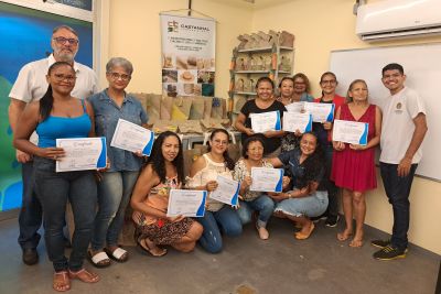 notícia: Moradores do Bengui e Icuí-Guajará aprendem a confeccionar produtos com fibra vegetal