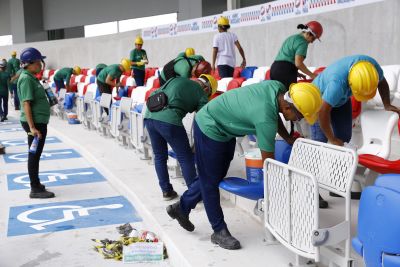notícia: Mais de 200 colaboradores da Fábrica Esperança fazem limpeza no Mangueirão