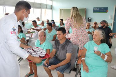 notícia: Ação educativa mostra benefícios do açaí a pacientes internados no Hospital de Clínicas