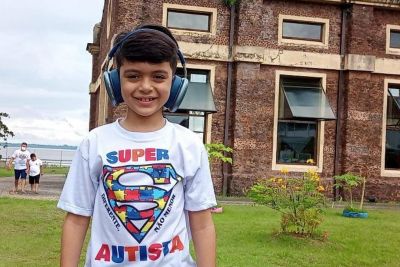 Yuri José frequenta a biblioteca e pratica natação