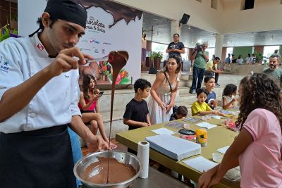 notícia: Público infantil aproveita oficinas e teatro no Minifestival de Chocolates, Flores e Joias