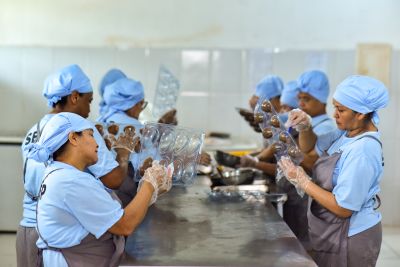 notícia: Internas do Centro de Reeducação fazem ovos de chocolate para doar a crianças vulneráveis