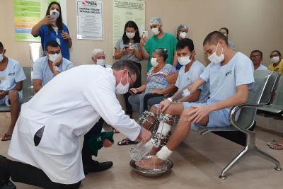 notícia: Pacientes têm os pés lavados em cerimônia da Semana Santa no Hospital Galileu