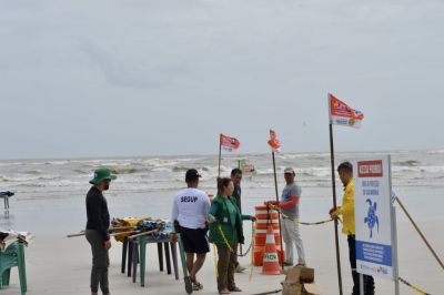 notícia: Ideflor-Bio e órgãos de segurança bloqueiam faixa de areia em Salinópolis para proteção de tartarugas