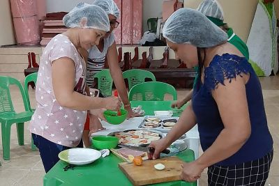 notícia: Em Festival de Anajás, Emater ensina a fazer pizza, coxinha e brigadeiro de açaí