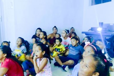 notícia: Crianças participam de sessão de cinema na Base Fluvial Antônio Lemos