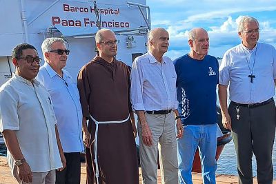 notícia: Em Juruti, médico Drauzio Varella visita o barco hospital Papa Francisco