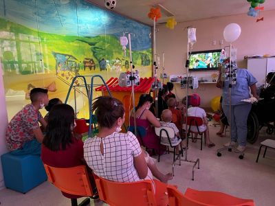 notícia: Sessão de cinema ameniza a rotina dos pacientes do Hospital Octávio Lobo