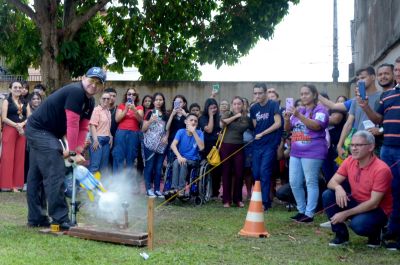 notícia: Estudantes da rede estadual constroem foguetes utilizando material reciclável