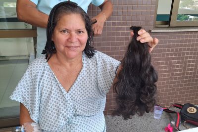 notícia: No Regional de Santarém, paciente doa cabelo para mulheres em tratamento de câncer   