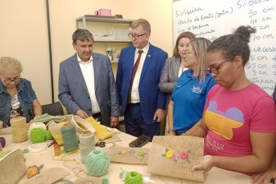 notícia: Sedeme promove cursos de artesanato em juta nas UsiPaz Cabanagem e Jurunas/ Condor