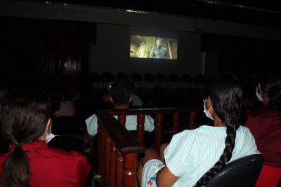 notícia: Sessão de cinema é realizada entre pacientes do Hospital de Clínicas Gaspar Vianna