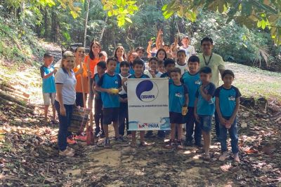 notícia: Cosanpa faz caminhada ecológica com crianças às margens do igarapé Irurama