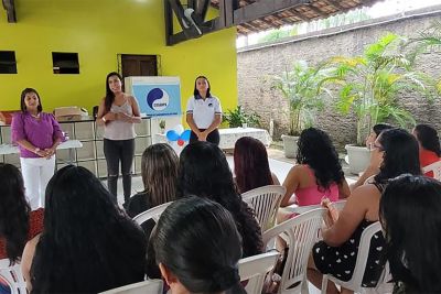 notícia: Cosanpa oferta oficina gratuita para produção de puff com garrafa pet em Oriximiná
