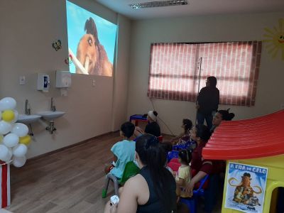 notícia: Crianças internadas no Hospital Abelardo Santos participam de sessão de cinema