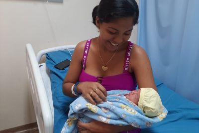 notícia: Mãe que teve filho em balsa recebe alta do Hospital Regional Abelardo Santos