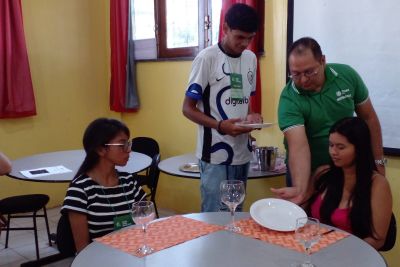 notícia: Curso para garçom e garçonete qualifica serviços turísticos em Oriximiná