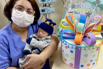 notícia: No Hospital Abelardo Santos, bebê ganha festa de mesversário na alta médica da UTI   