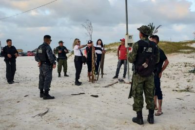 notícia: Órgãos de segurança retiram seis estacionamentos clandestinos da Praia do Atalaia