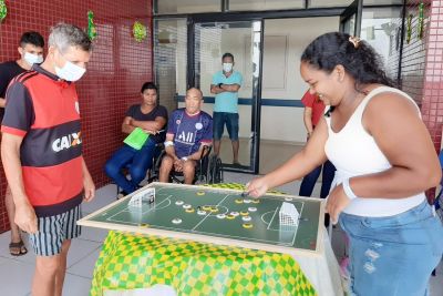 notícia: Abelardo Santos aposta no futebol de botão para entreter pacientes internados
