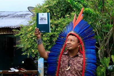 notícia: Alunos egressos da Uepa participam de tradução histórica da Constituição Federal para a língua indígena Nheengatu