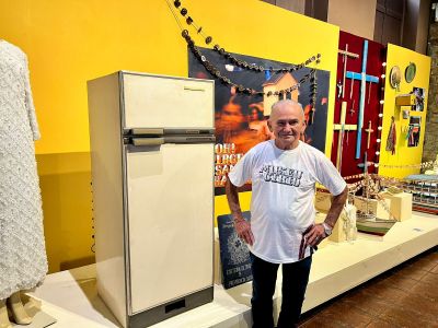 notícia: Promesseiro reencontra réplica de geladeira que integra acervo do Museu do Círio