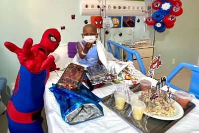 notícia: Paciente do Oncológico Infantil ganha festa temática inspirada em super-herói