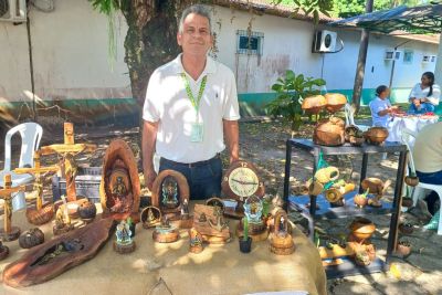 notícia: Madeira reciclada é transformada em arte sacra com o apoio de projeto de comercialização da Emater