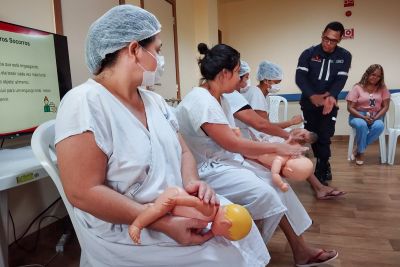 notícia: No Regional do Tapajós, pais aprendem a dar assistência nos primeiros-socorros e engasgo de recém-nascidos