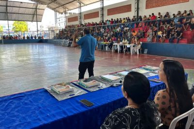 notícia: "Alfabetiza Pará" reforça ensino e aprendizagem nas escolas com entrega de material didático a Breves, no Marajó