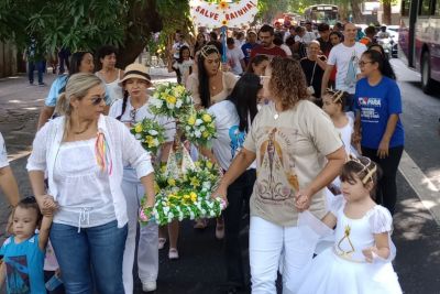 notícia: Crianças da Creche Orlando Bitar participam de Círio em homenagem a Nossa Senhora 