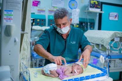 notícia: Bebês internados no Regional do Sudeste fazem ensaio fotográfico em homenagem aos médicos