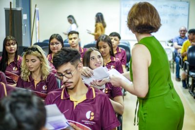 notícia: Alunos do Ensino Médio de Bragança visitam Universidade do Estado do Pará, em Belém