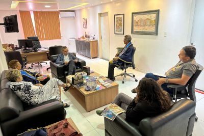 notícia: Acadêmicos literários de Bragança visitam sede da Imprensa Oficial do Estado