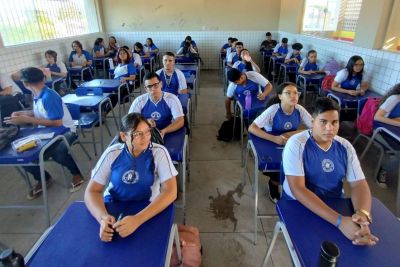 notícia: Escola Jorge Lopes Raposo comemora alto índice de presença na prova do Saeb